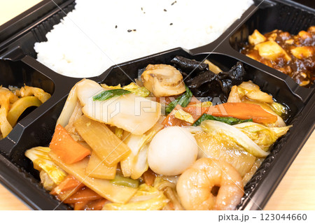 おいしい中華料理の八宝菜弁当 123044660
