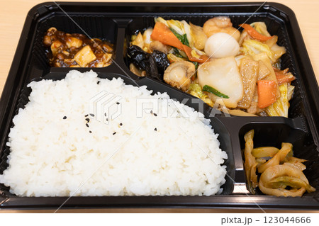 おいしい中華料理の八宝菜弁当 123044666
