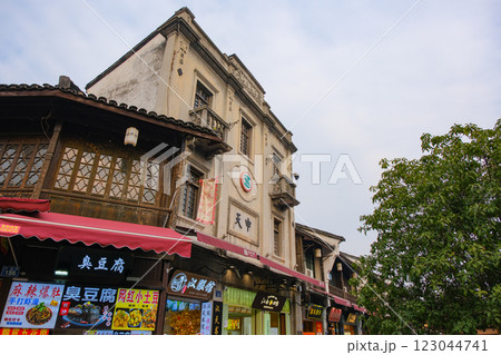 中国 浙江省杭州市の繁華街、河坊街 123044741