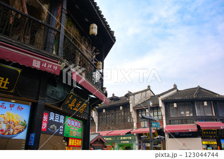 中国 浙江省杭州市の繁華街、河坊街 123044744