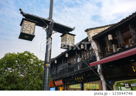 中国 浙江省杭州市の繁華街、河坊街 123044746
