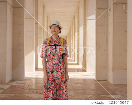Young female tourist exploring iconic landmarks of the United Arab Emirates. 123045047