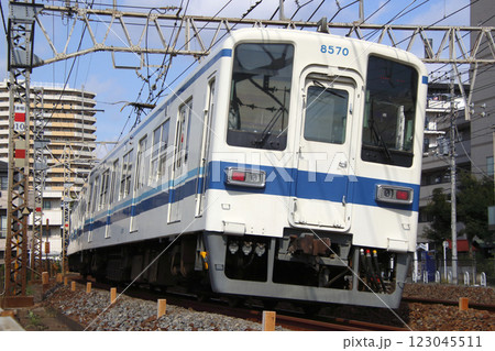 東武スカイツリーラインを行く東武大師線8000系電車（回送列車：北春日部行） 123045511