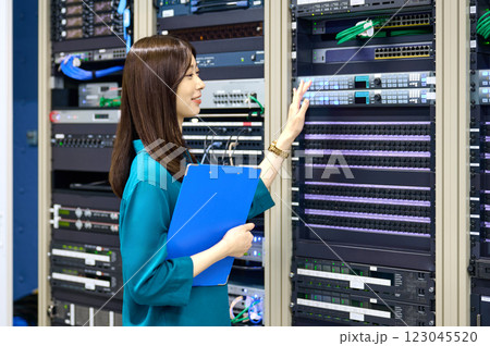 サーバールームで働く女性エンジニア撮影協力:スカパー東京メディアセンター 123045520