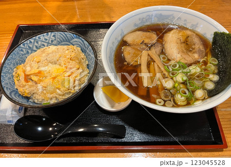 蔵出し醤油ラーメンと玉子丼のセット 123045528