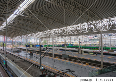 中国 上海市、上海駅のプラットホーム 123045534