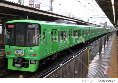 ［KO］冬の京王高尾線8000系電車（特急：緑色ラッピング） 123045937