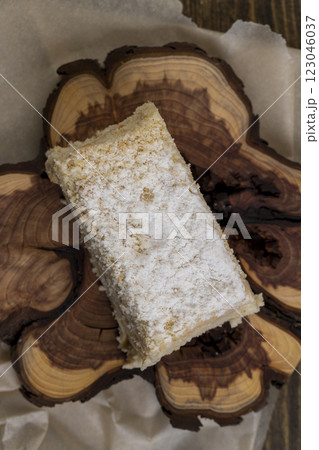 puff pastry cake with white buttercream and puff pastry 123046037