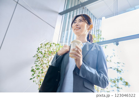 出勤するスーツのビジネスウーマン撮影協力:スカパー東京メディアセンター 123046322