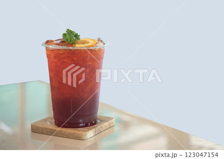 fresh lemon ice tea with lemon slice 123047154