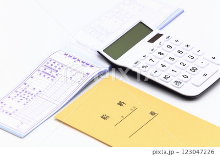給料袋と電卓のイメージ 給料袋と電卓のイメージ 123047226