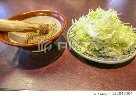 とんかつ屋さんの無料のキャベツとすりごまおかわり自由 とんかつ屋さんの無料のキャベツとすりごまおかわり自由 123047304
