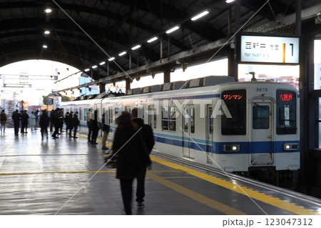 元旦の大師前駅に到着する東武大師線8000系電車 123047312