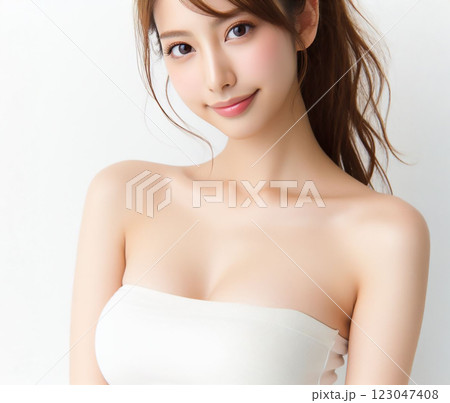 白いチューブトップの美女 白いチューブトップの美女 123047408