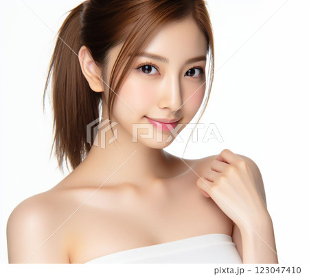 白いチューブトップの美女 白いチューブトップの美女 123047410