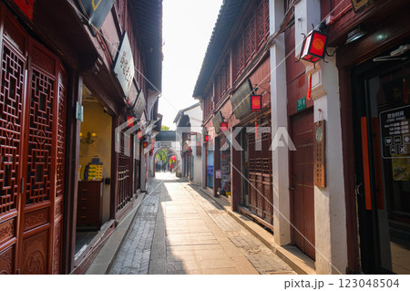 中国 上海市の水郷、七宝古鎮の商店街 123048504