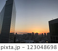 高層ビルから見える夕日 123048698