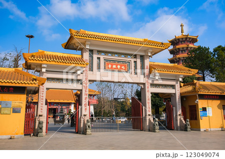 中国 上海市、七宝古鎮のお寺、七宝教寺 南門と万仏塔 123049074