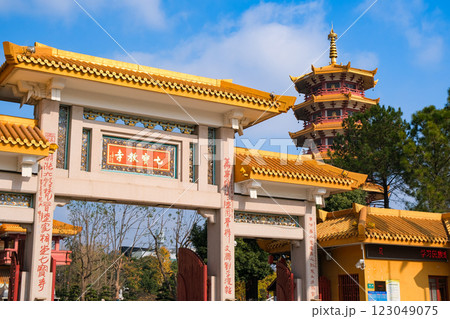 中国 上海市、七宝古鎮のお寺、七宝教寺 南門と万仏塔 123049075