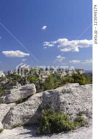 Medieval castle and village, Les Baux-de-Provence, Alpilles mountains, Provence, France Medieval castle and village, Les Baux-de-Provence, Alpilles mountains, Provence, France 123049174