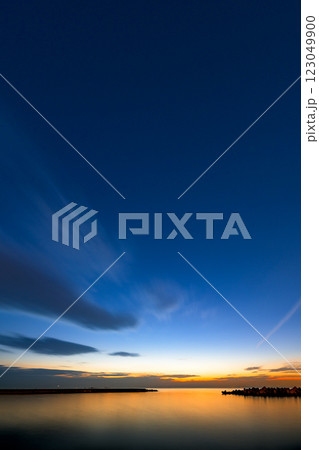 黄金色の夕焼けと深まる青空、長時間露光で捉えた一瞬 123049900