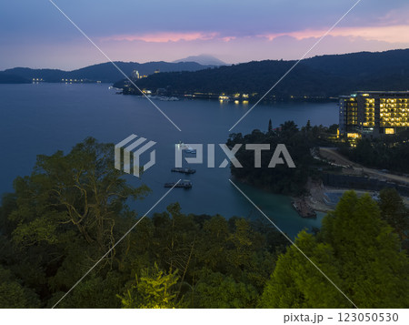 台湾・日月潭の夕暮れ / Sun Moon Lake, Taiwan 台湾・日月潭の夕暮れ / Sun Moon Lake, Taiwan 123050530