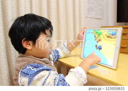 子供　子ども　タブレット　おうち時間 123050631
