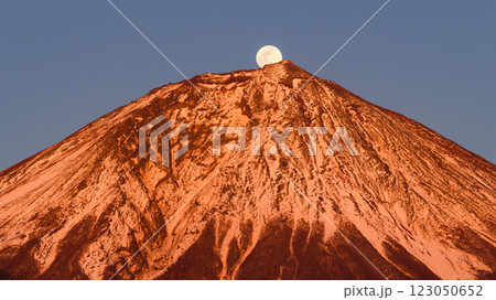 静岡県・富士宮市から見る紅富士と満月（パール富士） 123050652