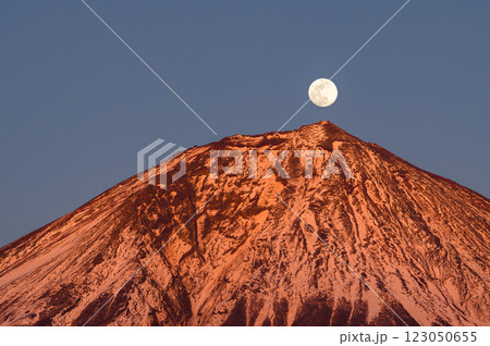 静岡県・富士宮市から見る紅富士と満月（パール富士） 123050655