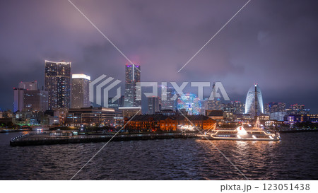 横浜みなとみらいの夜景　ピア赤レンガ桟橋に停泊中のマリーンルージュ 123051438