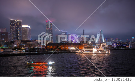 横浜みなとみらいの夜景 ピア赤レンガ桟橋に停泊中のマリーンルージュ 横浜みなとみらいの夜景 ピア赤レンガ桟橋に停泊中のマリーンルージュ 123051439