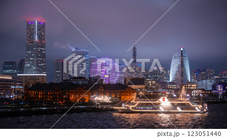 横浜みなとみらいの夜景　ピア赤レンガ桟橋に停泊中のマリーンルージュ 123051440