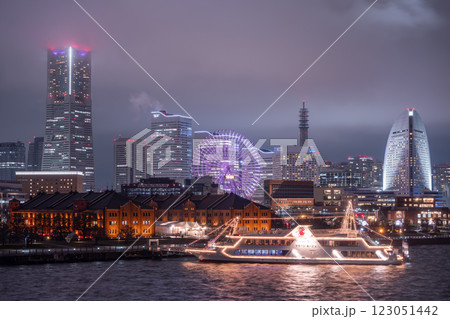 横浜みなとみらいの夜景　ピア赤レンガ桟橋に停泊中のマリーンルージュ 123051442