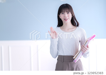 ノートとファイルを持つ若い女子学生 ノートとファイルを持つ若い女子学生 123052383