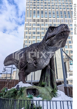 広場にいる恐竜のロボット 広場にいる恐竜のロボット 123054418