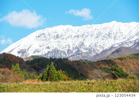 奥大山の紅葉と冠雪の大山 奥大山の紅葉と冠雪の大山 123054434