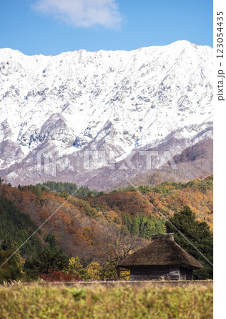 奥大山の紅葉と冠雪の大山 奥大山の紅葉と冠雪の大山 123054435