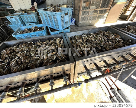 牡蠣小屋でのひとこま 123054579