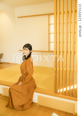 和室でくつろぐ女性 和室でくつろぐ女性 123055113