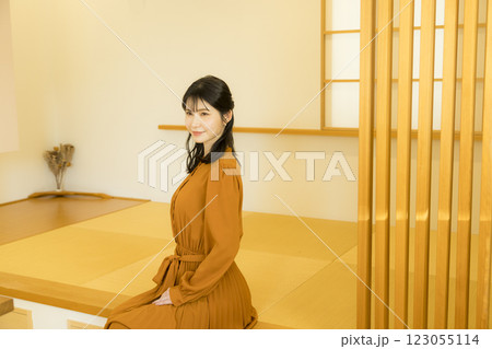 和室でくつろぐ女性 123055114