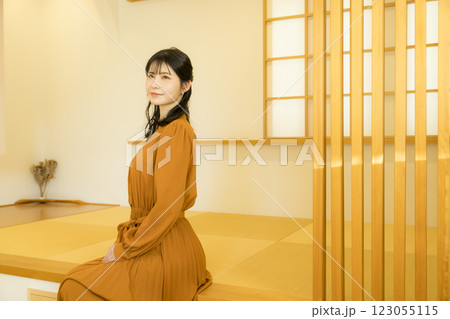 和室でくつろぐ女性 123055115