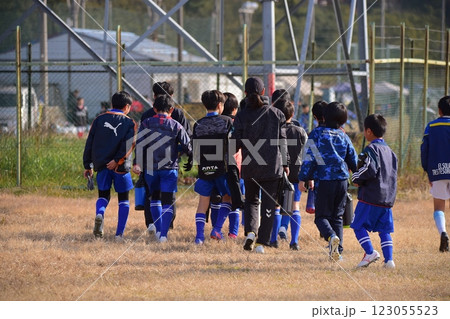小学生サッカー、後ろ姿、試合アップ 小学生サッカー、後ろ姿、試合アップ 123055523
