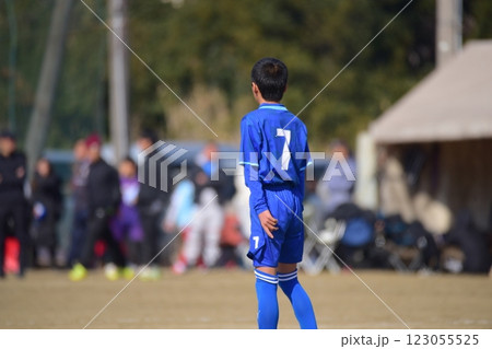 小学生サッカー、後ろ姿、試合 小学生サッカー、後ろ姿、試合 123055525