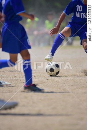 サッカーボールを蹴る小学生 123055535