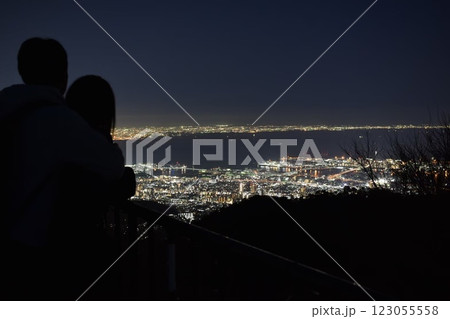 夜景を眺めるカップル 123055558