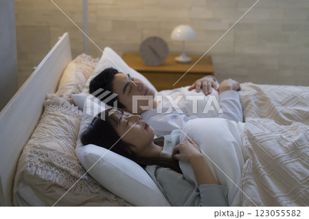 ベッドで眠るカップル 123055582