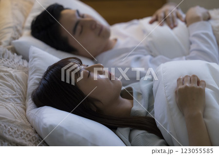 ベッドで眠るカップル 123055585