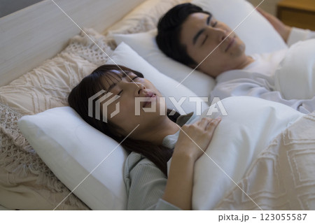 ベッドで眠るカップル 123055587