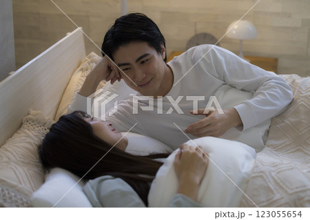 ベッドで眠るカップル 123055654