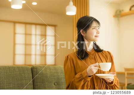 コーヒーを飲む女性 コーヒーを飲む女性 123055689